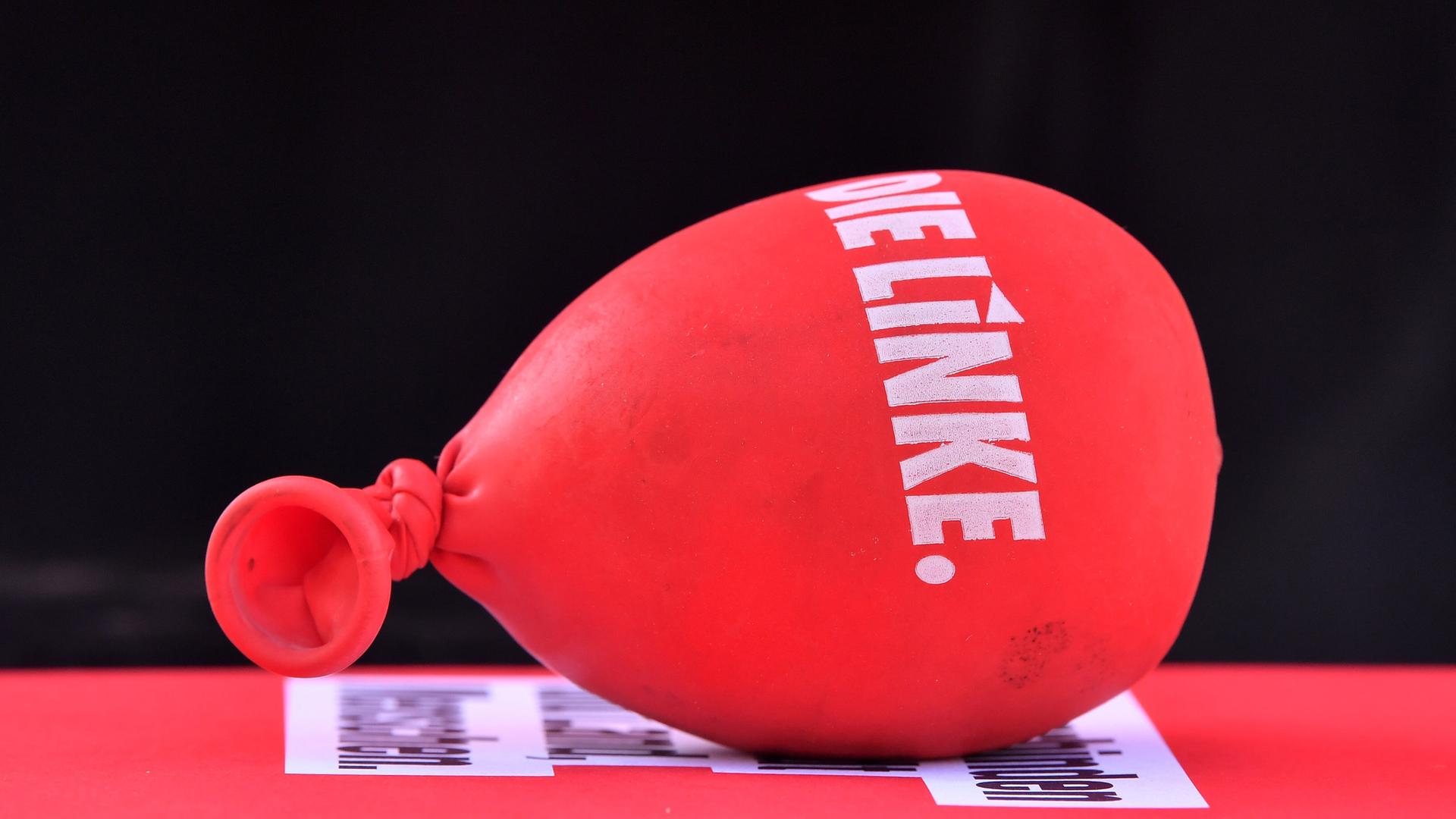 Ein mit Sand gefüllter Luftballon mit dem Aufdruck 