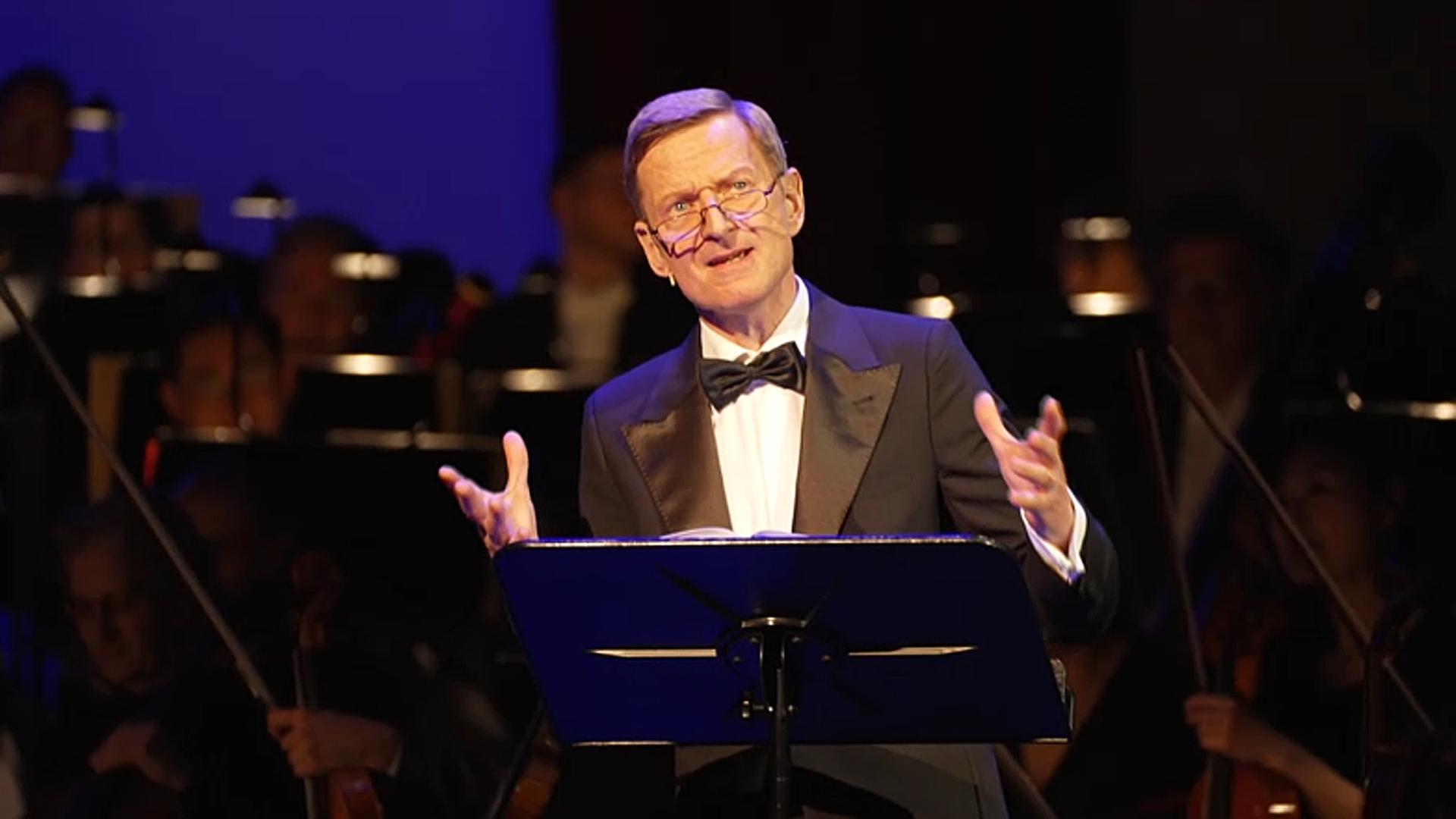 Michael Kessler steht am Rednerpult auf der Bühne | NDR.de