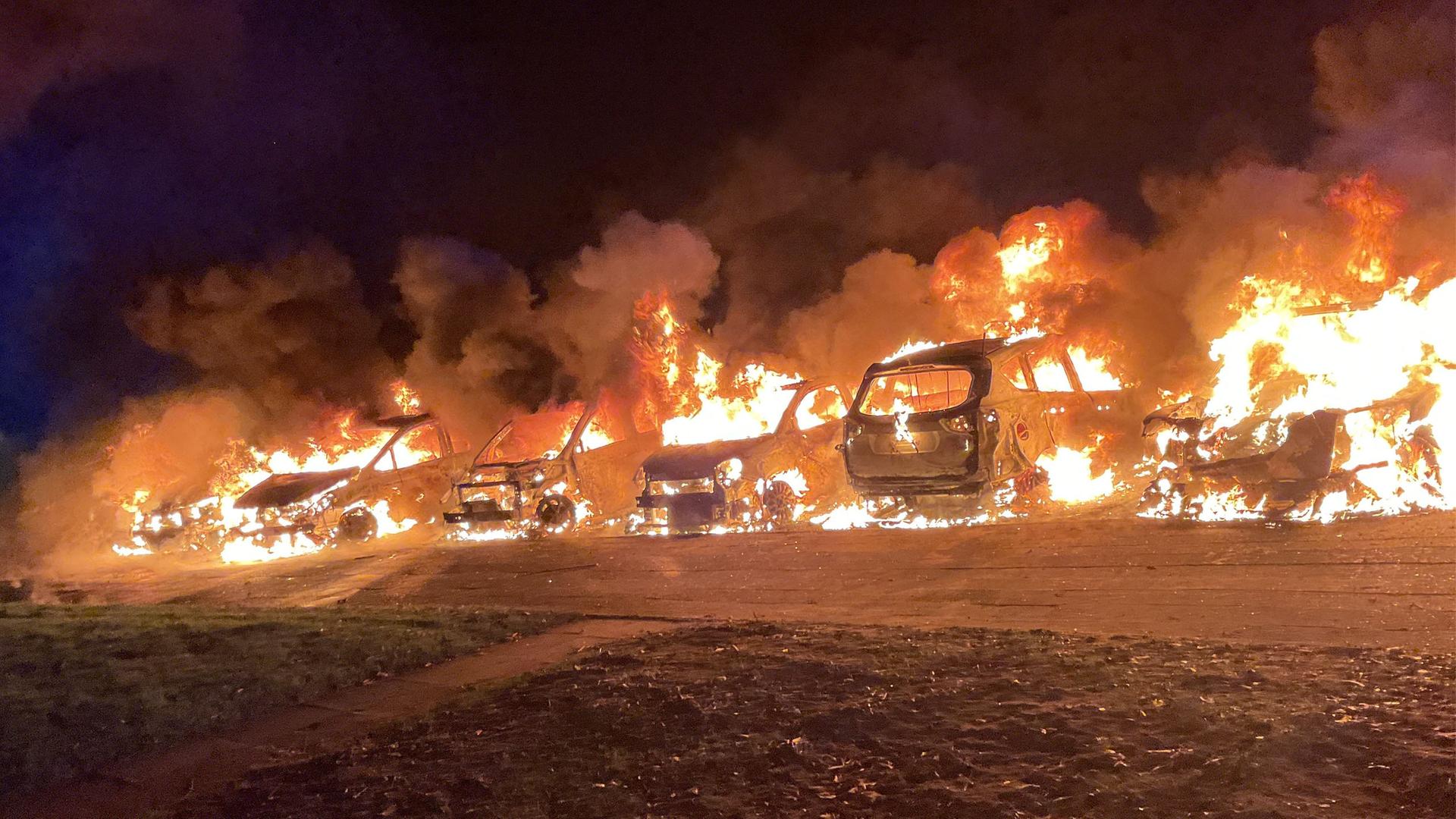 Sechs Autos brennen in Neumünster: Kriminalpolizei ermittelt