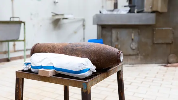 Eine präparierte und bereits unschädlich gemachte Granate liegt in einer Delaborierkammer für Munition mit chemischen Kampfstoffen der Gesellschaft zur Entsorgung chemischer Kampfstoffe und Rüstungs-Altlasten (GEKA). Die Munitionshülle der Granate stammt aus der Kampfmittelräumung aus dem Dethlinger Teich. 