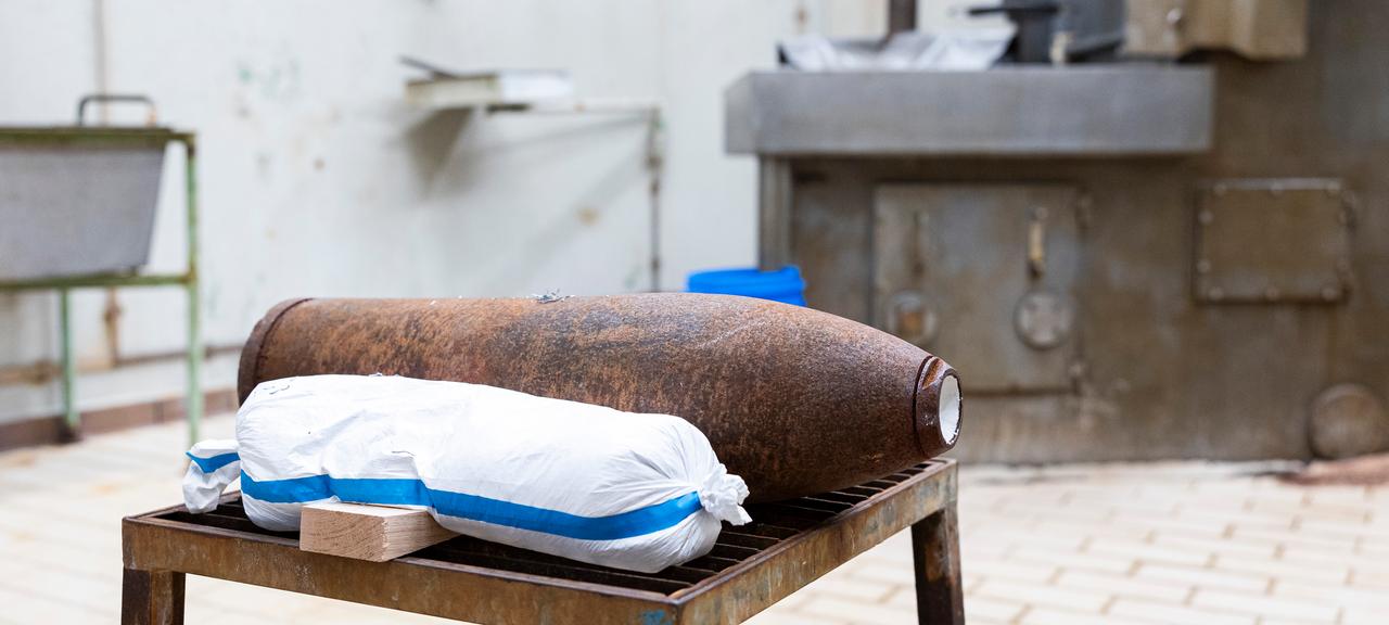 Eine präparierte und bereits unschädlich gemachte Granate liegt in einer Delaborierkammer für Munition mit chemischen Kampfstoffen der Gesellschaft zur Entsorgung chemischer Kampfstoffe und Rüstungs-Altlasten (GEKA). Die Munitionshülle der Granate stammt aus der Kampfmittelräumung aus dem Dethlinger Teich. 