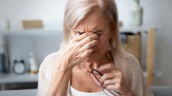 Eine Frau reibt sich die Augen