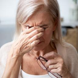 Eine Frau reibt sich die Augen