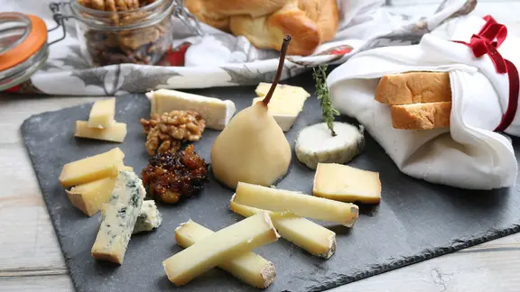 Käseplatte mit Chutney, Walnüssen und Birne