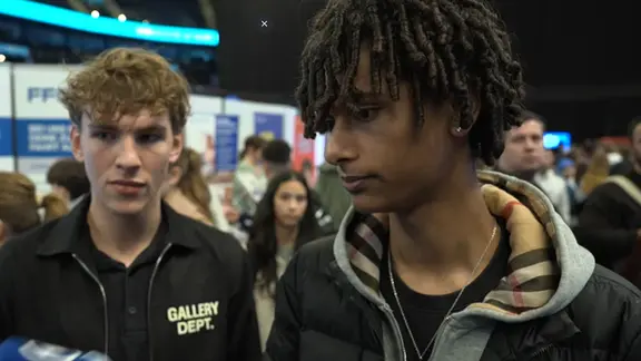 Der Student Kaleb Driehorst befürchtet, dass KI Arbeitsplätze gefährden kann. | NDR Kaleb Driehorst (r.)