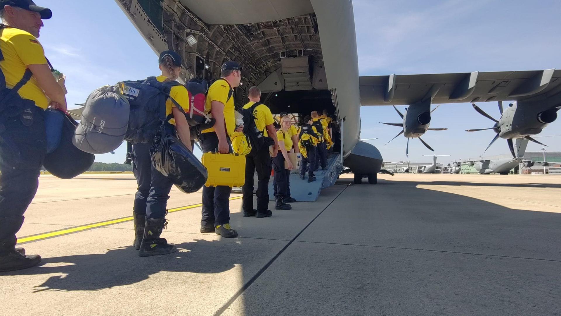 Helfer von @fire steigen in ein Militärflugzeug in Wunstorf. | @fire