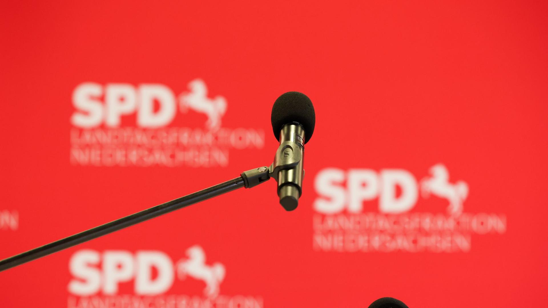 Ein Mikrofon steht in einem Raum der Fraktion der SPD. | Friso Gentsch/dpa