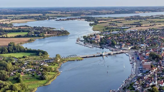 Luftbild der Schlei mit der Brücke in Kappeln