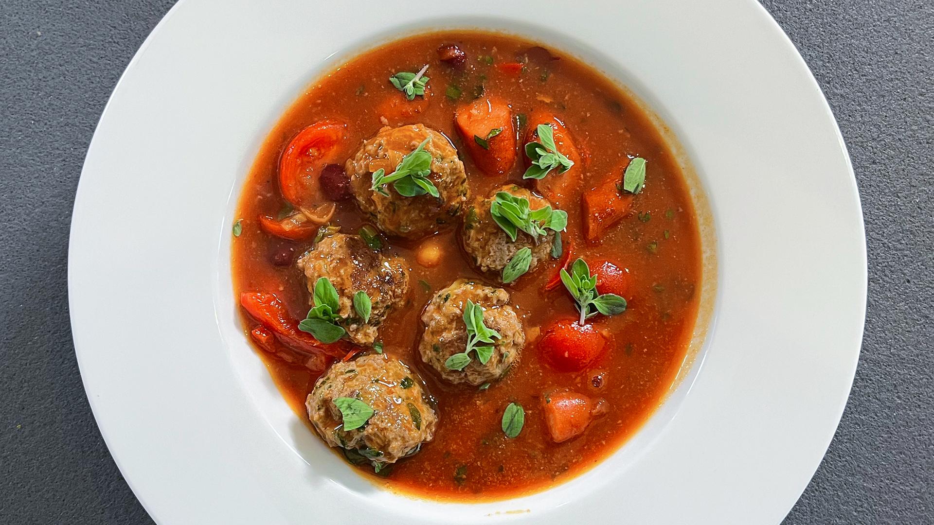 Bohnen-Eintopf in einem weißen tiefen Teller angerichtet | Carsten Prehn