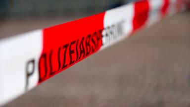 Flatterband mit der Aufschrift: "Polizeibasperrung".