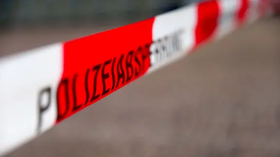 Flatterband mit der Aufschrift: "Polizeibasperrung".