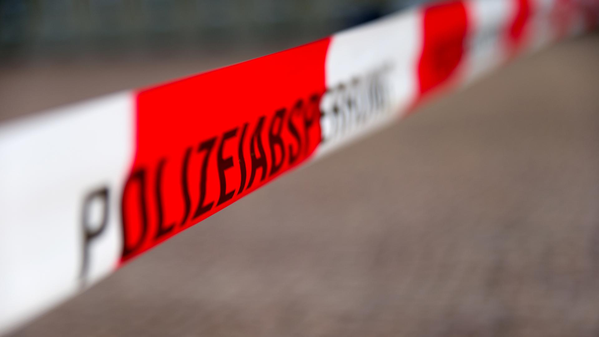 Flatterband mit der Aufschrift: 