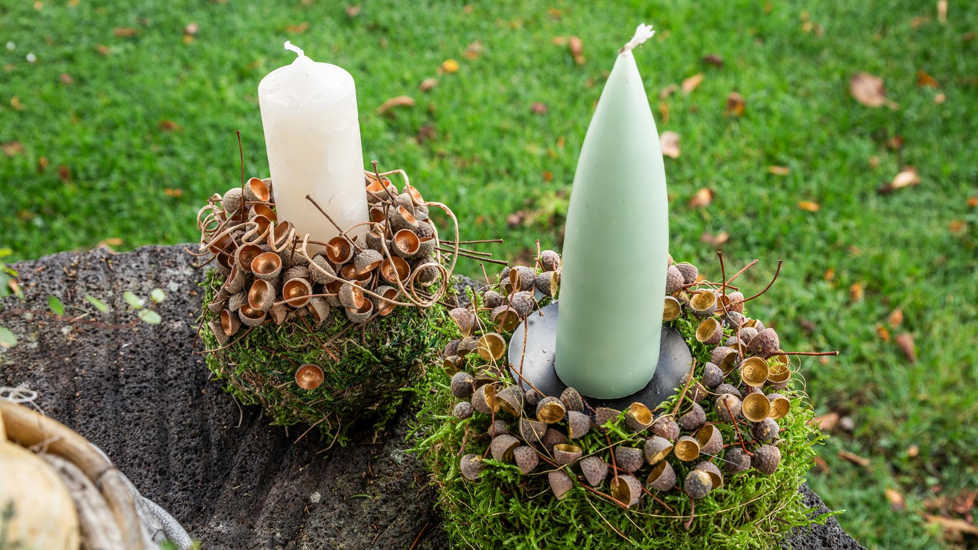Mooskränze mit Kerze und Eichelhütchen als Deko | NDR/Udo Tanske