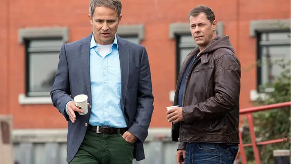 Malte Kröning (Andreas Brucker, l.) bittet seinen Freund, den Kriminalkommissar Finn Kiesewetter (Sven Martinek, r.) um Hilfe. Er soll den Tod seiner Braut aufklären.