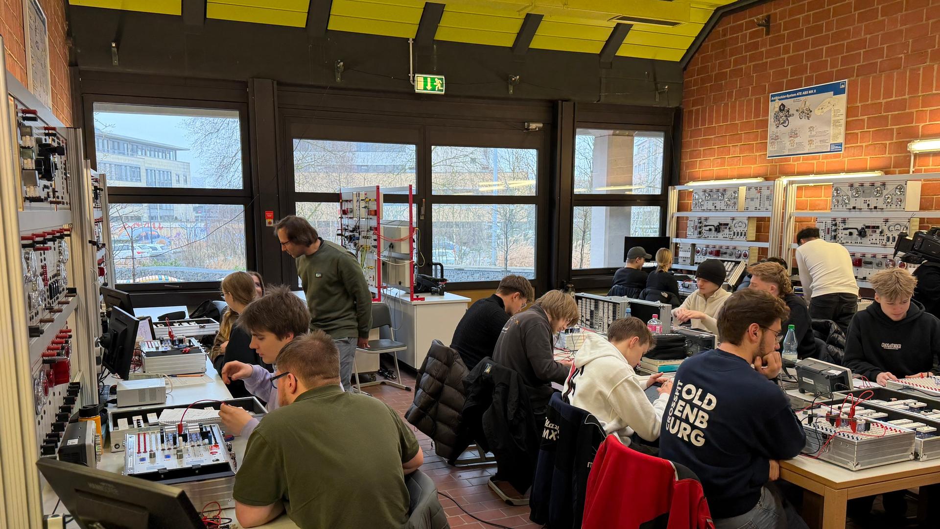 Mehrere angehende Kfz-Mechatroniker sitzen in ihrem Klassenraum.  | NDR 