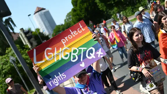 "Protect LGHGBTQ+ Rights" steht auf einem Plakat einer Demonstrantin beim CSD in Emden.