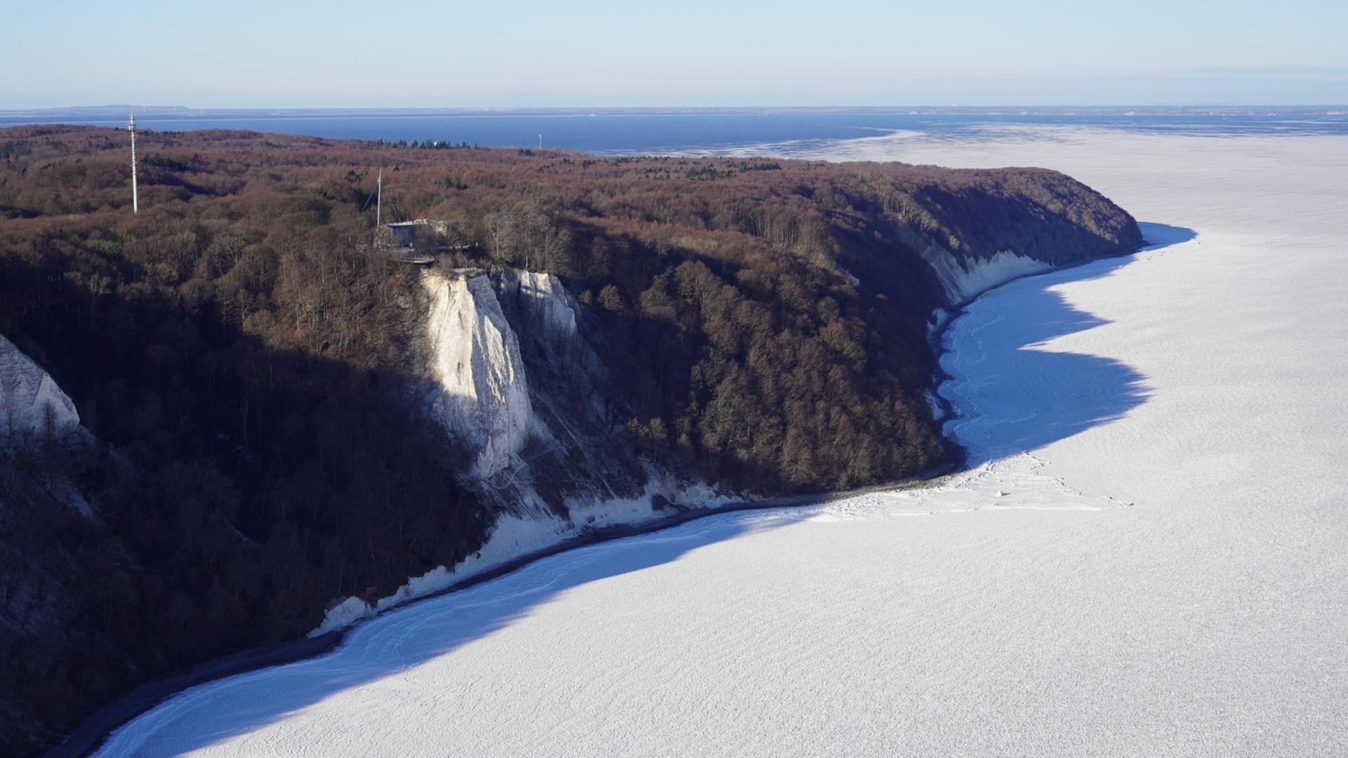 Rügen: Eisschollenteppich vor dem Königsstuhl