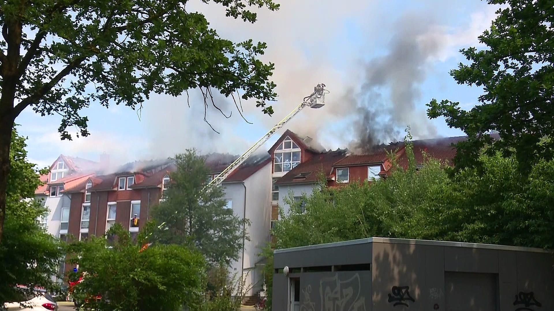Die Feuerwehr löscht ein brennendes Wohnhaus in Oldenburg | Blaulichtagentur NSN NonstopNews