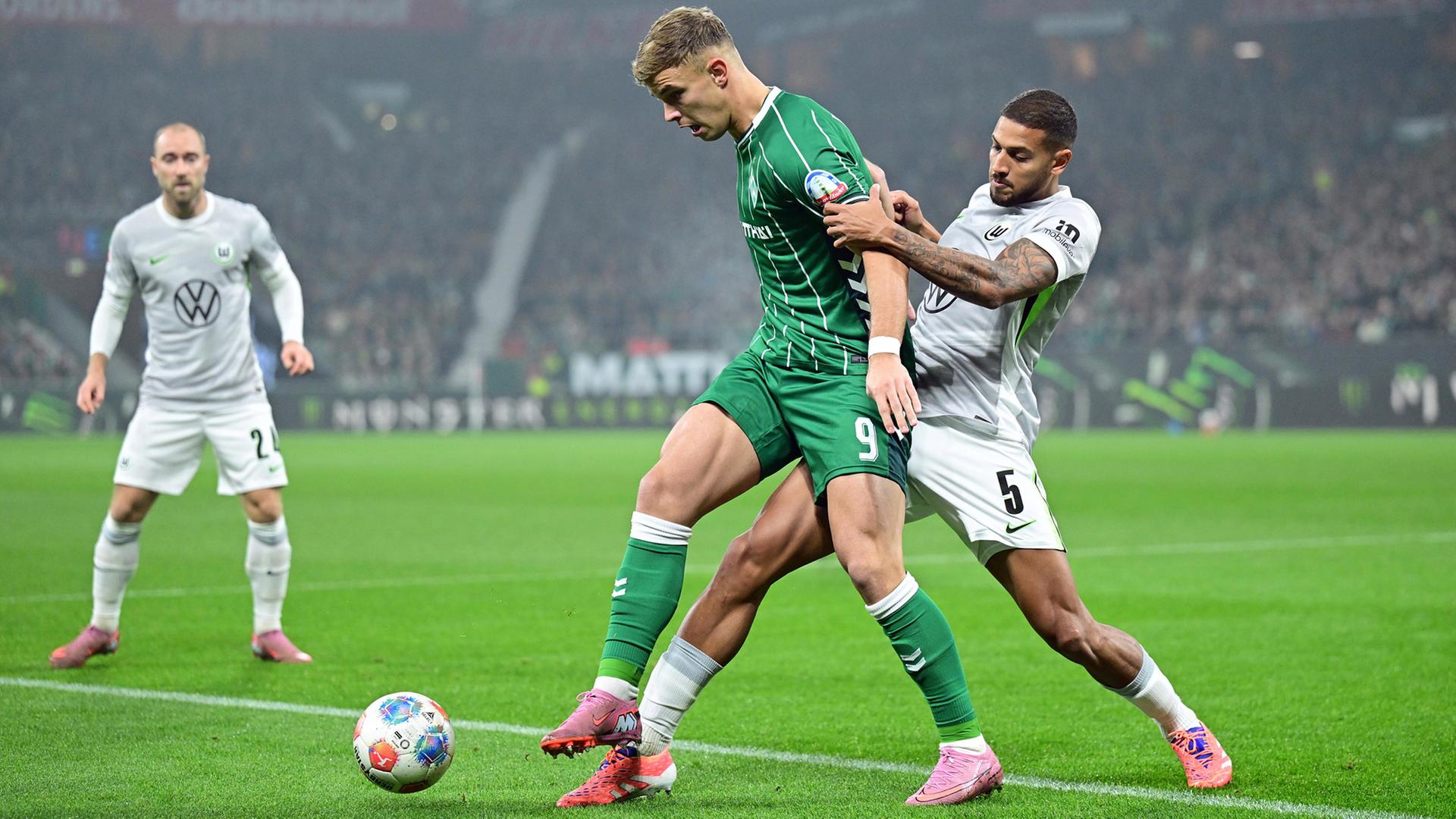 Bremens Keke Topp (l.) im Zweikampf mit Wolfsburgs Vini Souza | Witters/Tim Groothuis