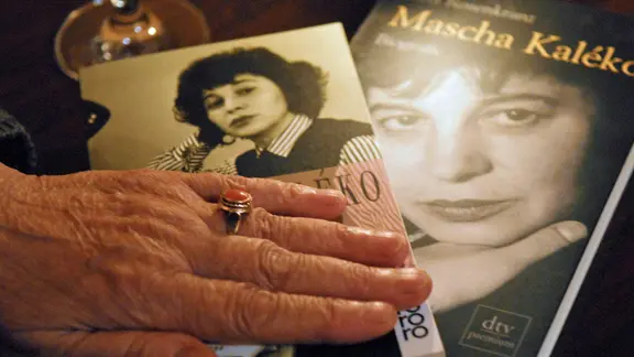 Το χέρι μιας ηλικιωμένης γυναίκας βρίσκεται σε δύο βιβλία της Mascha Kaléko.