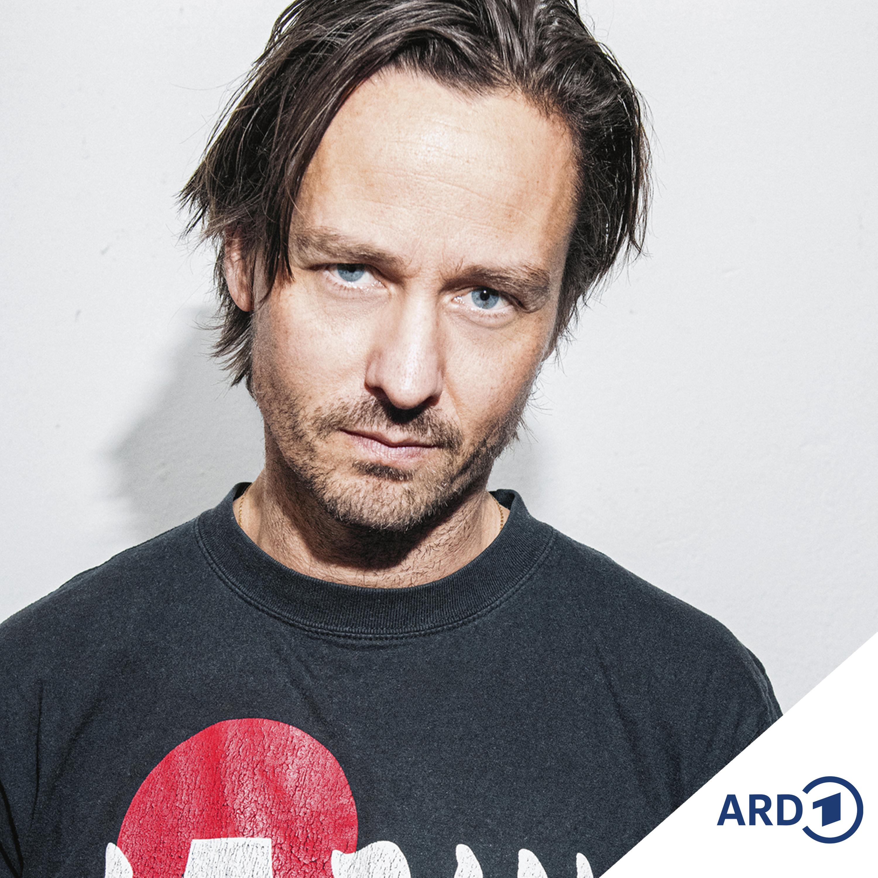 Tom Schilling als moderner Hans Castorp in "Die Erschöpften" episode artwork