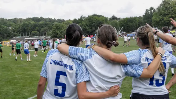 Junge Frauen bei der Veranstaltung "Dies Academicus" auf einem Sportplatz in Göttingen.