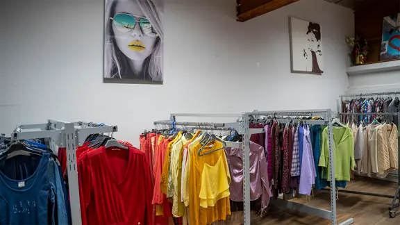 Secondhand-Kleidung hängt nach Farben sortiert in einem Geschäft. | picture alliance / Hans Lucas | Antoine Boureau Secondhand-Kleidung hängt nach Farben sortiert in einem Geschäft.