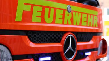 Schriftzug "Feuerwehr" ist auf der roten Motorhaube eines Feuerwehrautos zu sehen.