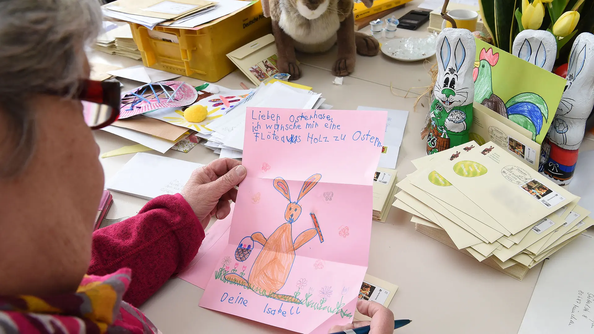 Kinder schreiben an den Osterhasen - ein Wunsch wird besonders oft genannt