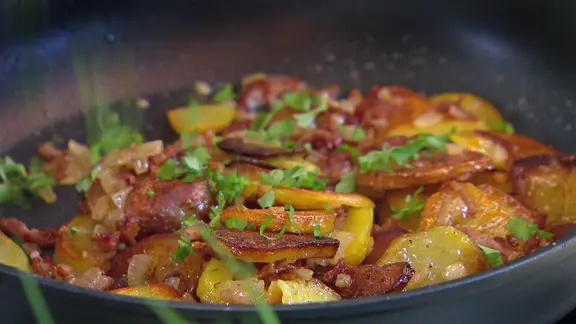 Bratkartoffeln in einer Pfanne. | NDR Bratkartoffeln in einer Pfanne.