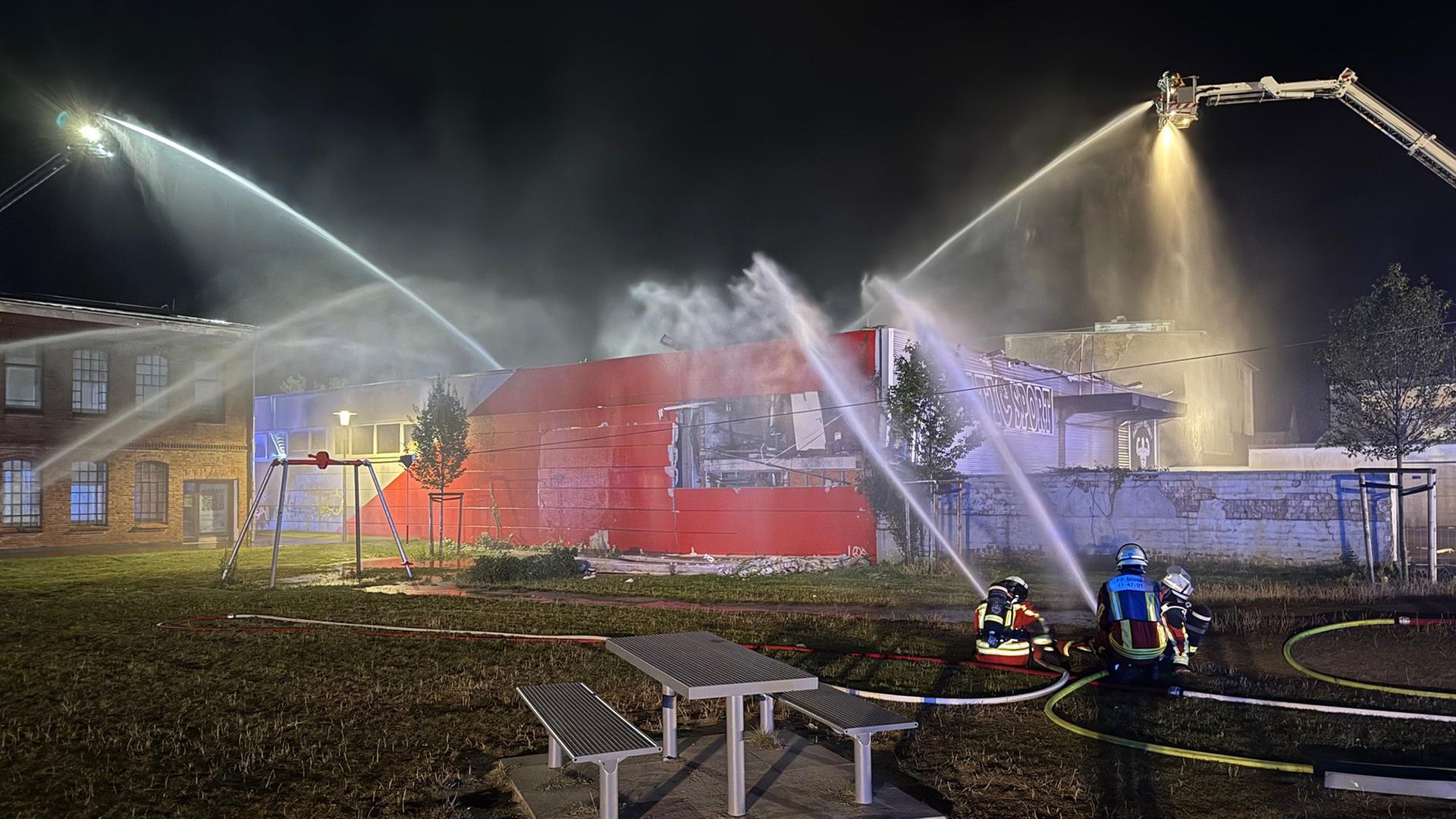 Die Feuerwehr löscht einen Großbrand in Neumünster nähe der Kieler Straße. | Daniel Friederichs
