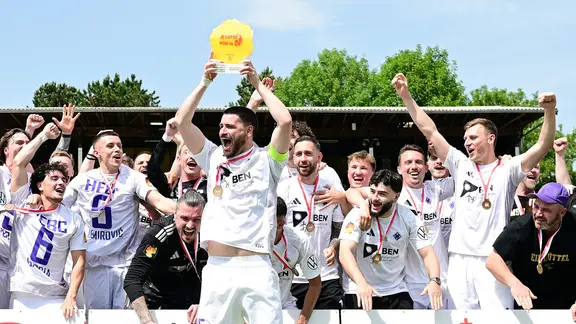 Die Oberliga-Fußballer des HEBC bejubeln den Sieg im Hamburger Landespokal 