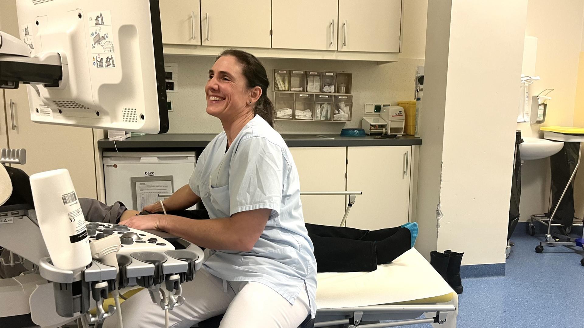 Die Ärztin Sandra Nitsche in einem Behandlungsraum. | NDR, Marie Stiller