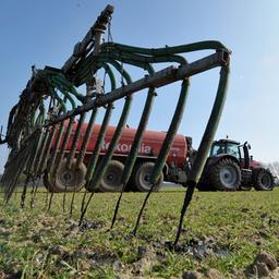 Ein Landwirt verteilt Gülle auf einem Feld nahe der Ortschaft Holthusen II (Landkreis Uelzen).