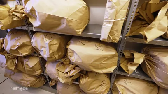 Papiersäcke mit Stasi-Akten im Stasi-Unterlagen-Archiv Schwerin.