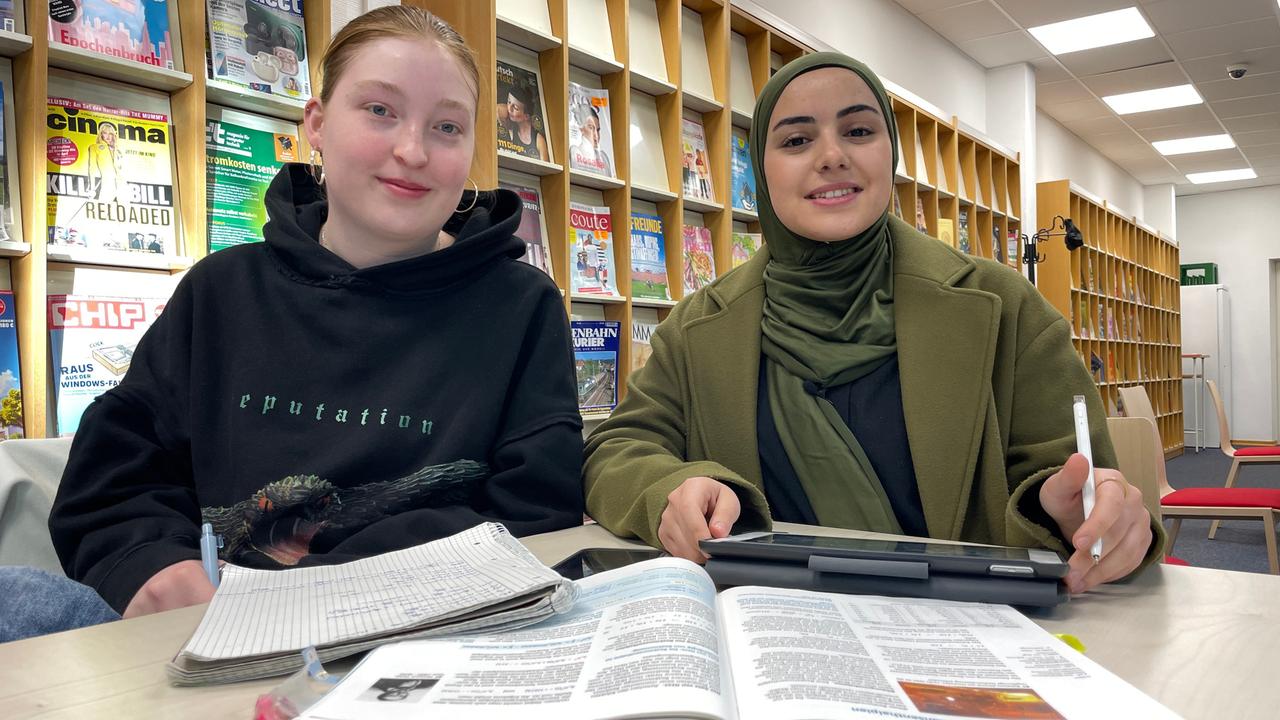 오스나브뤼크 시립도서관에 있는 야를라와 마리암