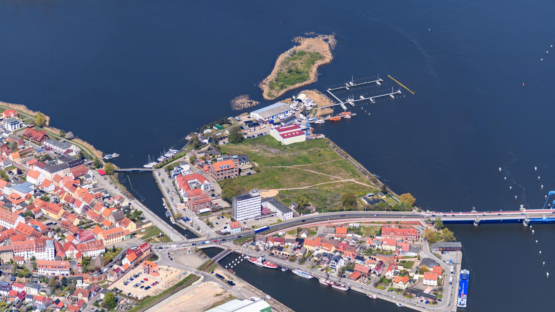 Aus der Vogelperspektive ist die Schlossinsel der Stadt Wolgast zu sehen, umgeben von der Peene | NDR
