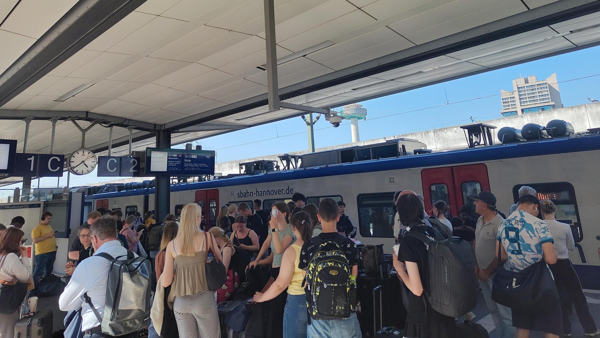 Ein voller Bahnsteig am Hauptbahnhof Hannover. | Svenja Estner, NDR