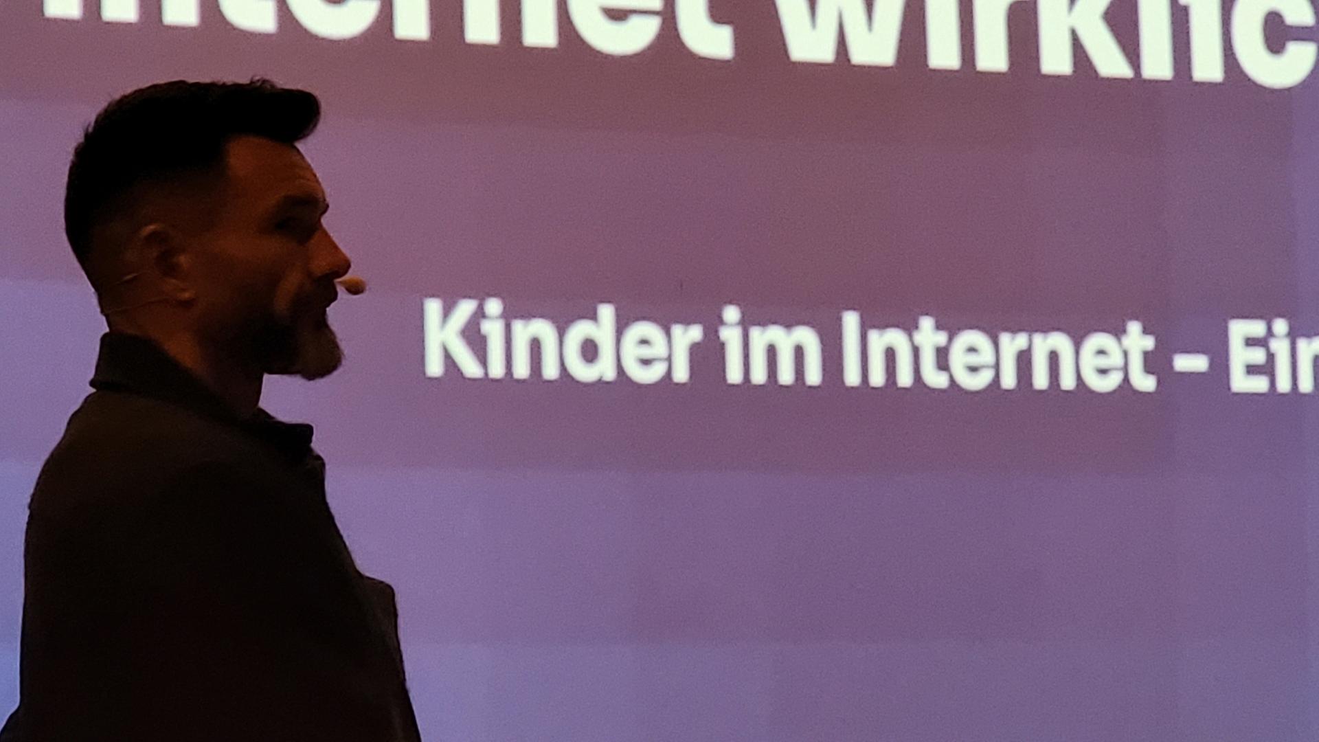 Sascha Bolmer bei einem Vortrag in Lingen. | Britta Nareyka