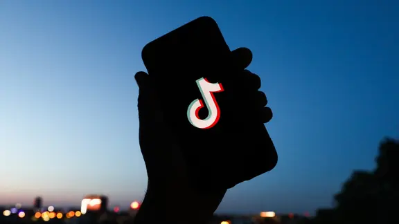 Ein Smartphone mit TikTok Logo.