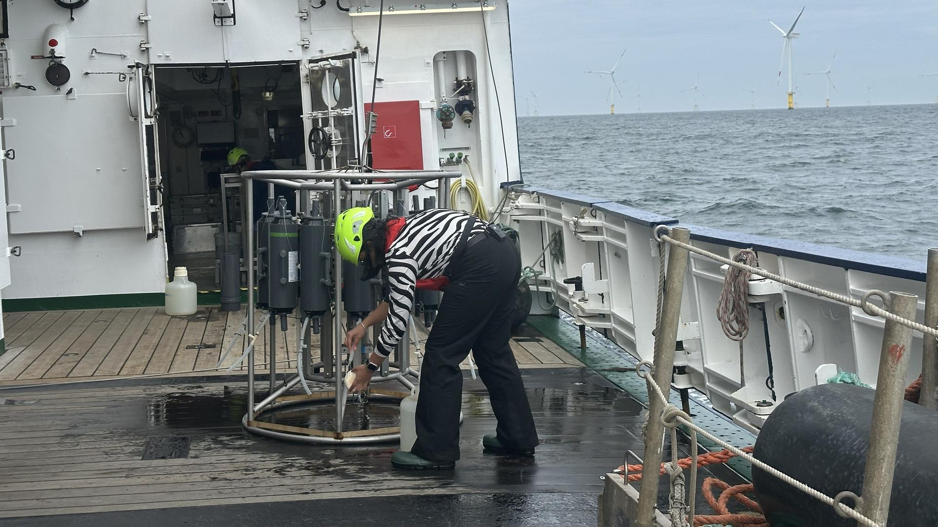 Meereresbiologin an Bord eines Forschungsschiffes. | Foto: Lotti Höfer
