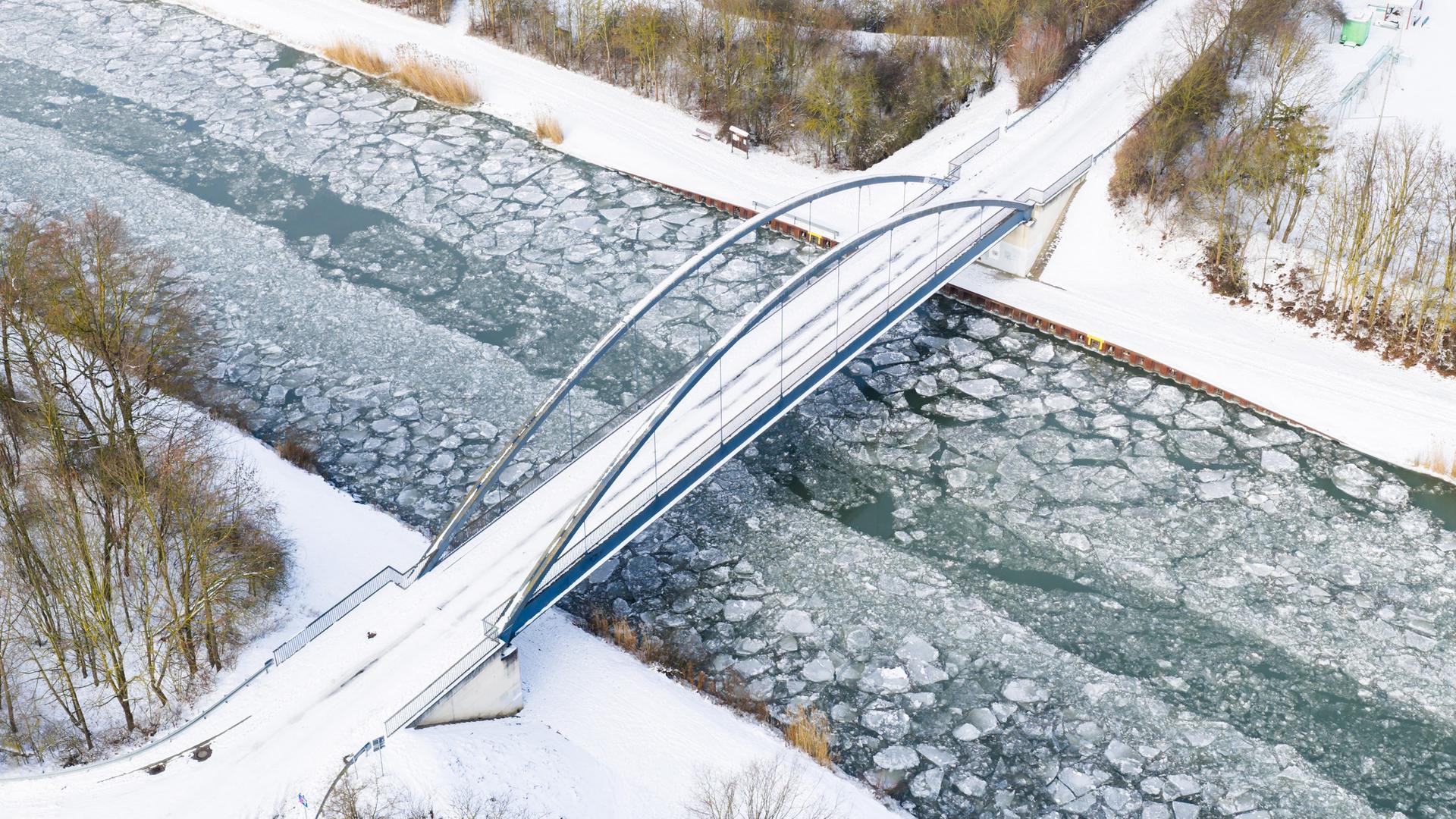 Eis schwimmt auf dem Mittellandkanal in der Region Hannover. | picture alliance/dpa | Julian Stratenschulte