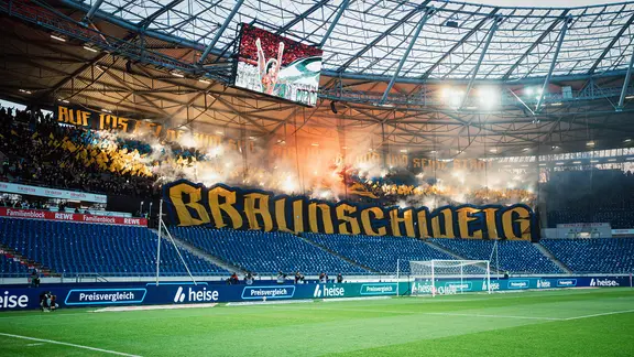 Choreografie der Fans von Eintracht Braunschweig
