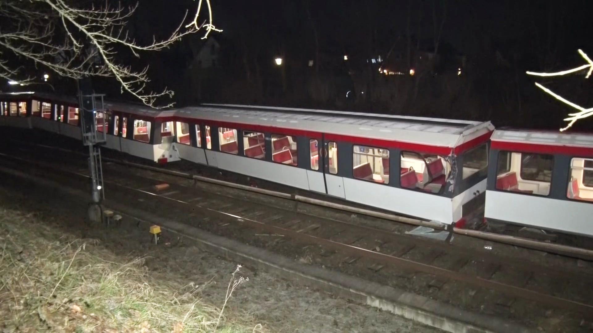 Leere U2 kollidiert mit Prellbock und entgleist teilweise