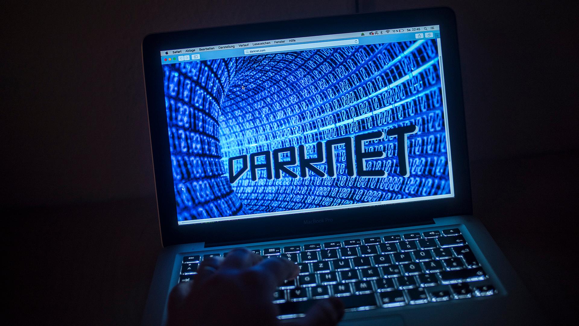 Auf dem Bildschirm eines aufgeklappten Laptops steht der Schriftzug Darknet. | NDR, Julius Matuschik