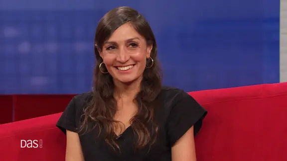 Journalistin, Autorin und Ärztin Gilda Sahebi zu Gast auf dem Roten Sofa