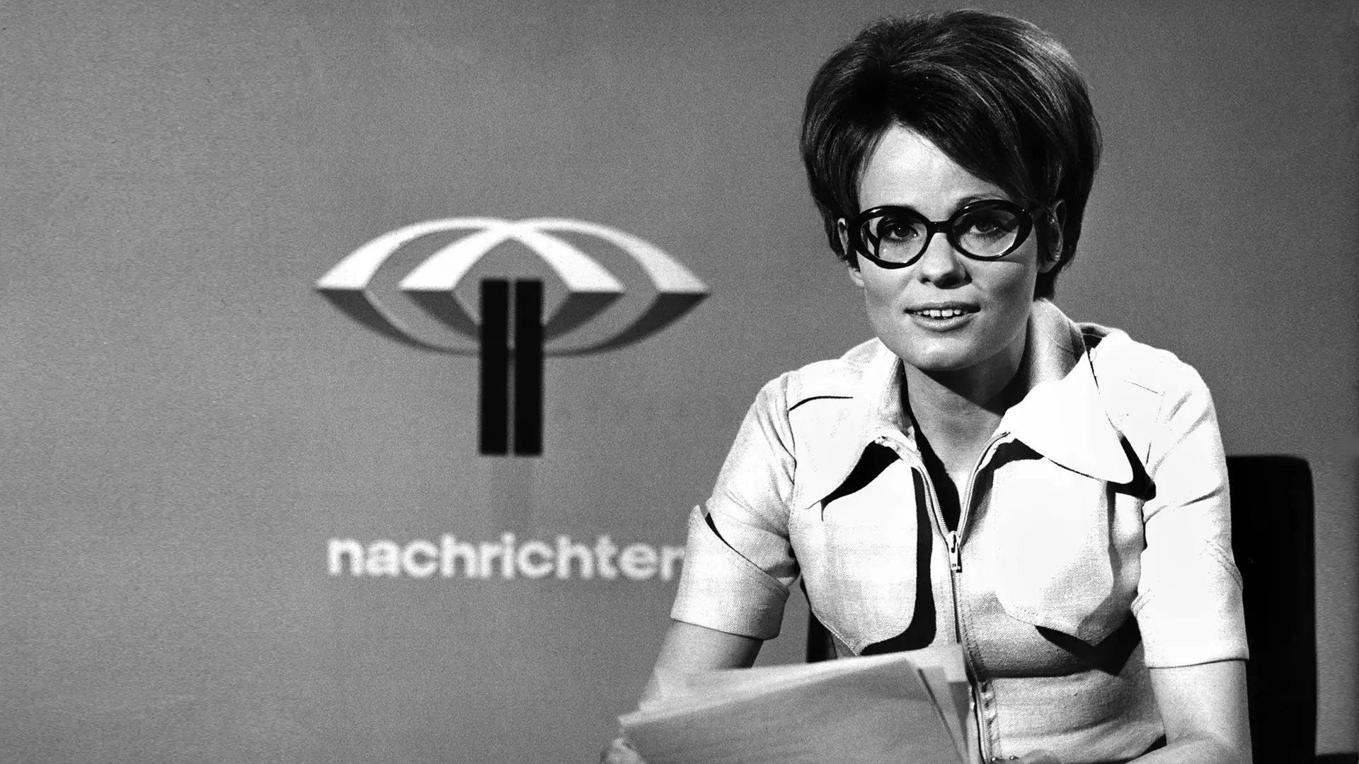 Riesenbrille, Riesenkragen: Wibke Bruhns als Nachrichtensprecherin