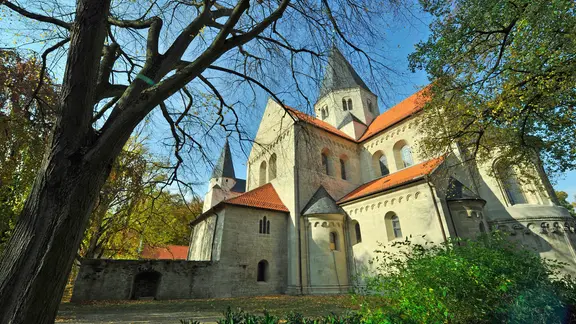 Ein monumentales Bauwerk: der Kaiserdom in Königslutter | picture-alliance / dpa, Peter Steffen Der Kaiserdom in Königslutter.
