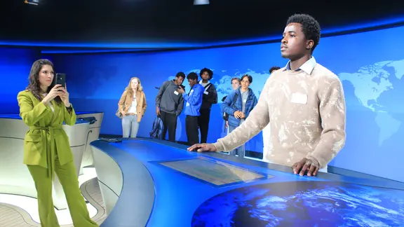 Ein Schüler steht hinter dem Pult im tagesschau Studio.