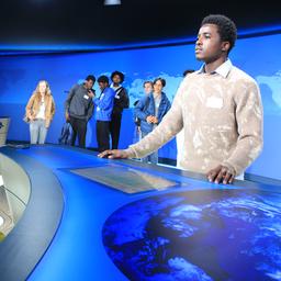 Ein Schüler steht hinter dem Pult im tagesschau Studio.